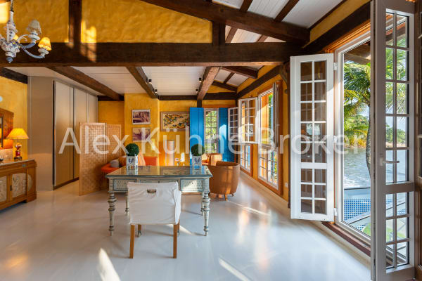 Sala integrada com acesso ao jardim e piscina