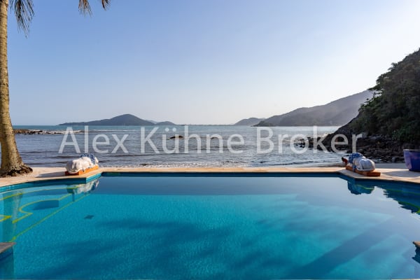 Piscina de borda infinita com vista para o mar