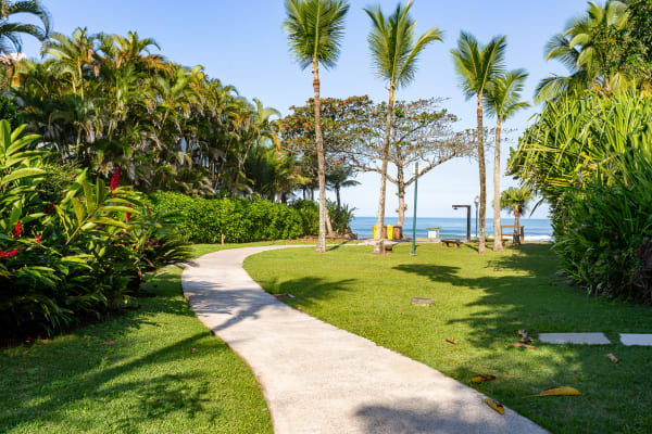 Jardim tropical com vista para o mar