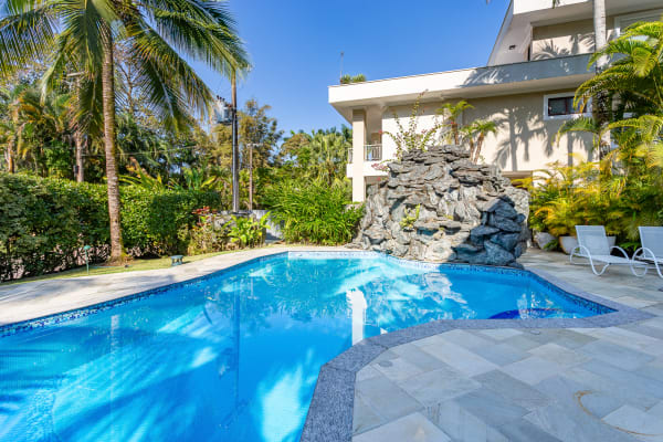 Área de lazer completa com piscina e hidromassagem