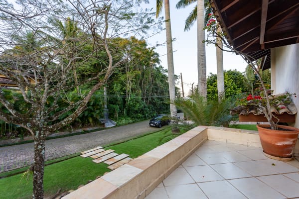 Terraço com jardim e acesso ao estacionamento
