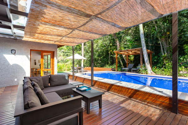 Varanda com deck de madeira e piscina integrada