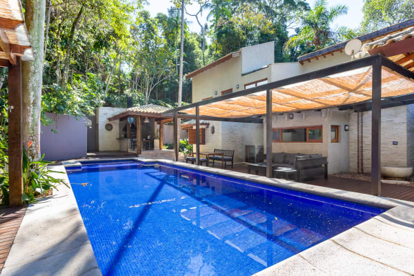 Conjunto harmonioso com piscina e área de convivência