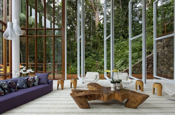 Living com mobiliário escultural e luz natural