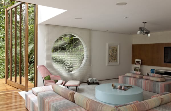 Ambiente de estar com janela circular