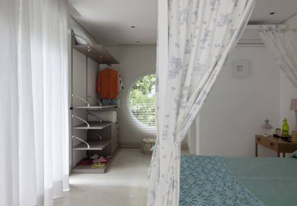 Suíte com closet integrado e iluminação natural