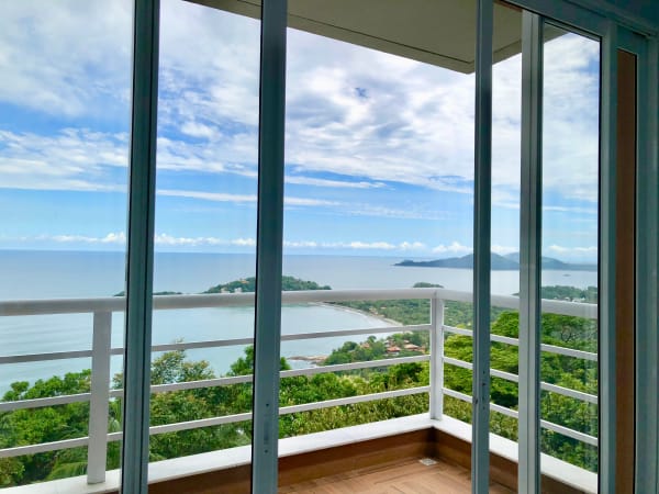 Varanda envidraçada com vista privilegiada para o mar