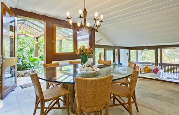 Sala de jantar circular com forro em madeira