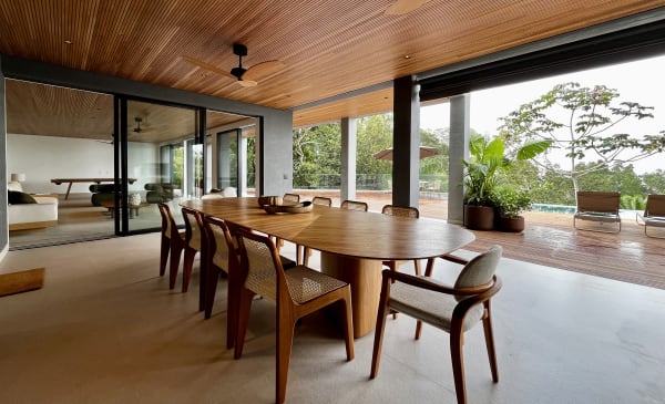 Espaço gourmet com mesa de jantar integrada.