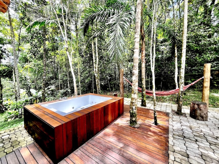 Hidromassagem em deck de madeira na floresta