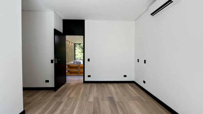 Ambiente amplo com piso de madeira e luz natural