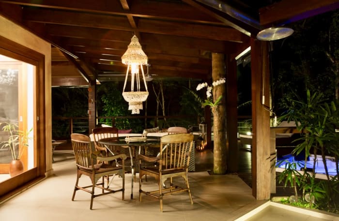 Espaço gourmet com iluminação noturna e lustre