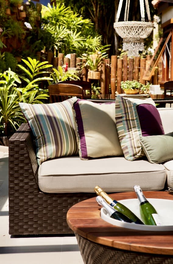 Lounge externo com almofadas decorativas e iluminação ambiente