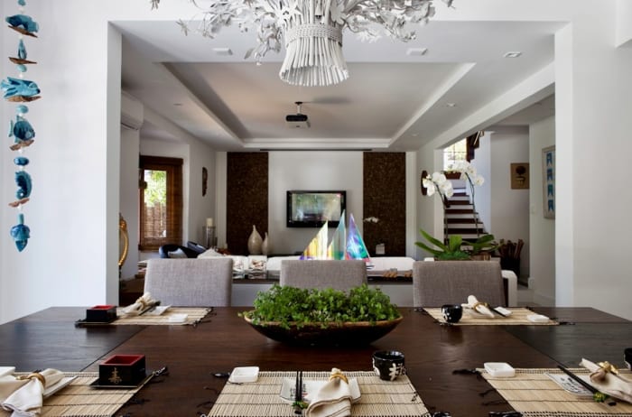 Sala de jantar integrada com pé-direito duplo