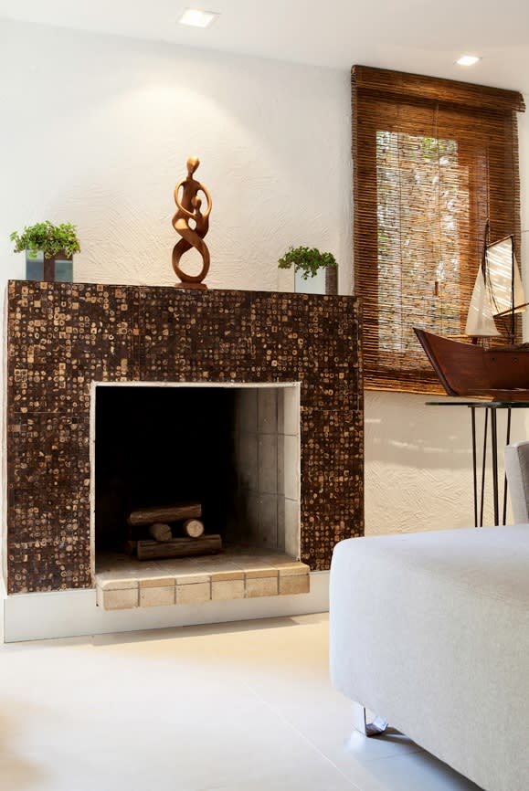 Lareira revestida em pastilhas com decoração artística