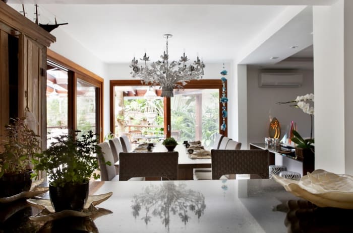Estar e jantar integrados com iluminação natural