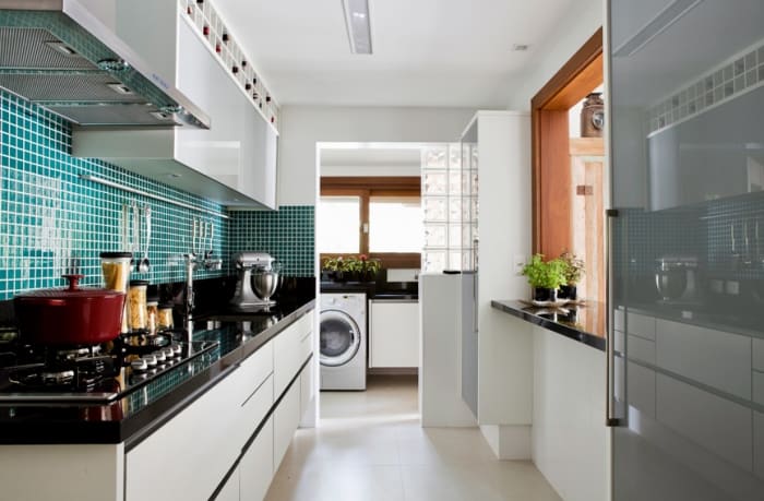 Cozinha integrada com área de serviço e iluminação natural