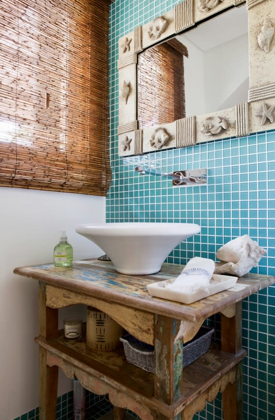 Lavabo com pastilhas turquesa e móvel rústico