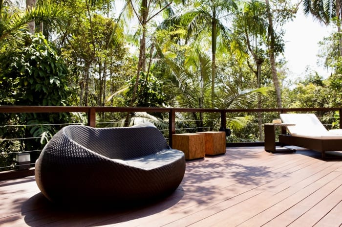 Deck em madeira com vista para o verde
