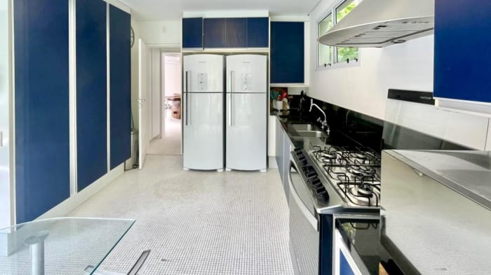 Cozinha planejada em azul com ampla bancada