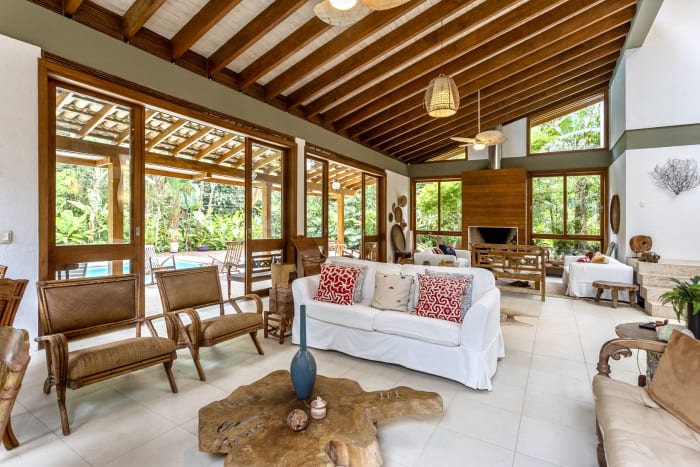 Amplo living com forro de madeira e iluminação natural