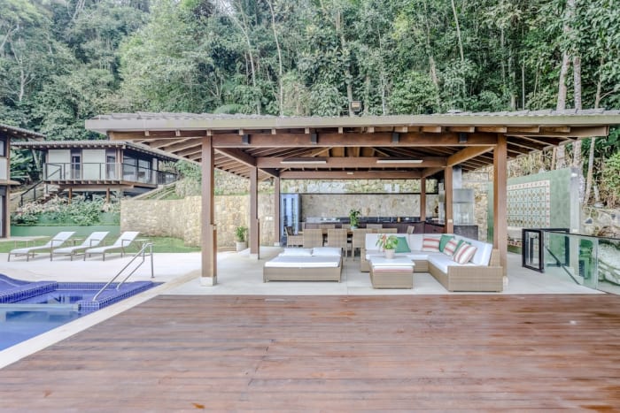 Espaço gourmet coberto com estrutura em madeira