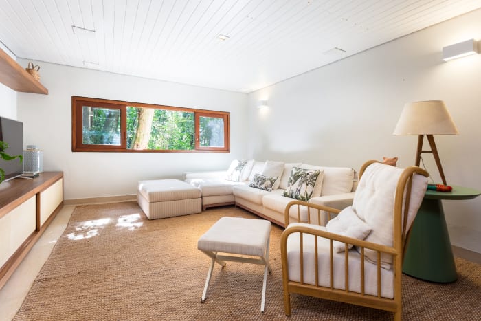 Sala de estar com iluminação natural e tapete