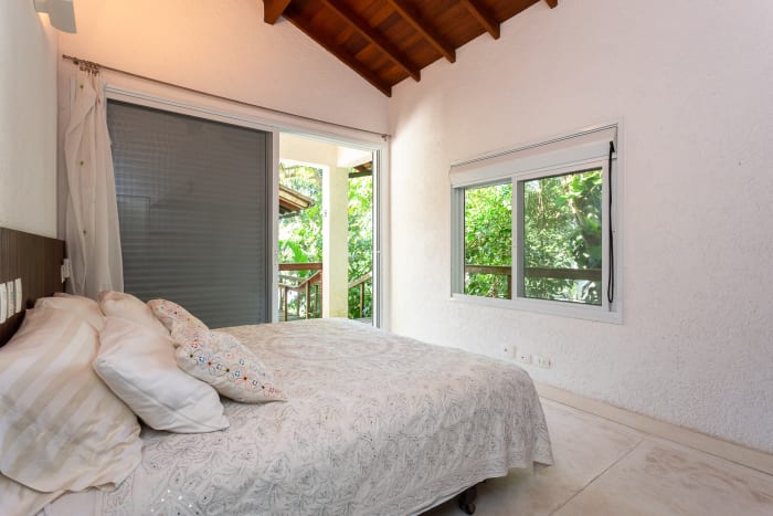 Quarto com luz natural e vista para o jardim