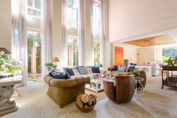 Living integrado com janelas amplas e luz natural