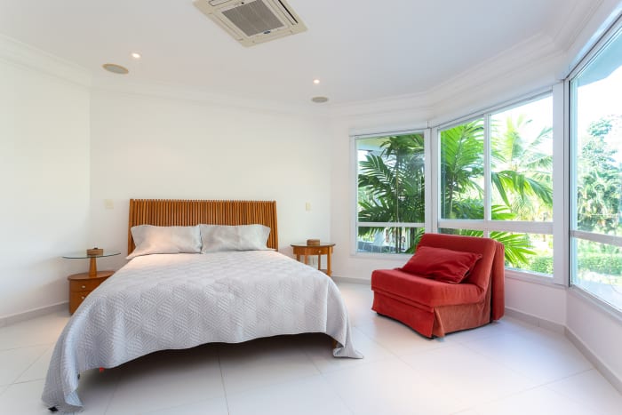 Casa à venda no Condomínio São Pedro, Guarujá, lote plano com jardim e acesso fácil ao mar — foto 4