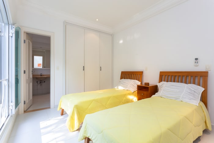 Casa à venda no Condomínio São Pedro, Guarujá, lote plano com jardim e acesso fácil ao mar — foto 13