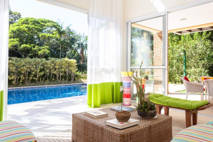 Ambiente integrado com vista para piscina e jardim