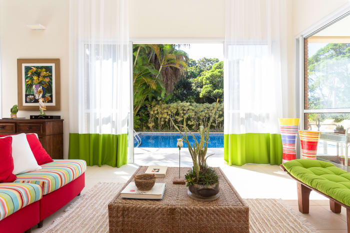 Living integrado com vista para piscina e jardim