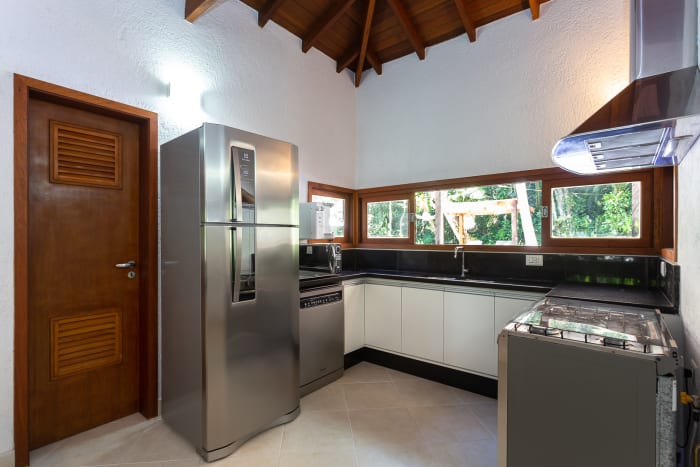 Cozinha equipada com armários planejados e acabamento contemporâneo