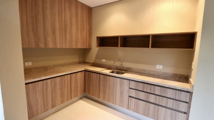 Cozinha planejada com bancada em pedra natural
