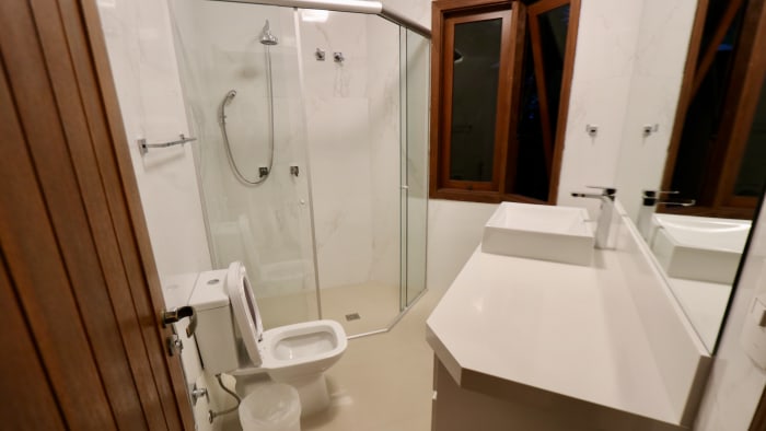 Banheiro completo com box em vidro temperado
