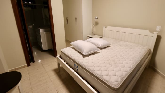 Quarto com iluminação embutida e acabamento contemporâneo