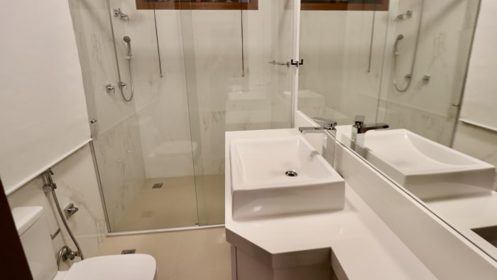 Banheiro completo com box de vidro e cubas de sobrepor