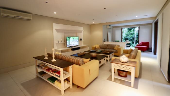 Sala de estar com ambientes integrados e iluminação natural