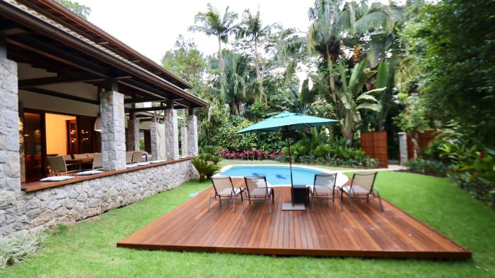 Deck de madeira com área de estar externa