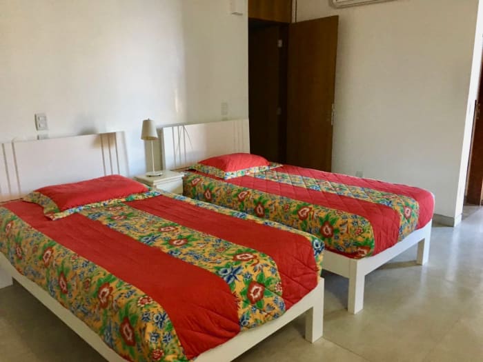 Quarto com duas camas de solteiro