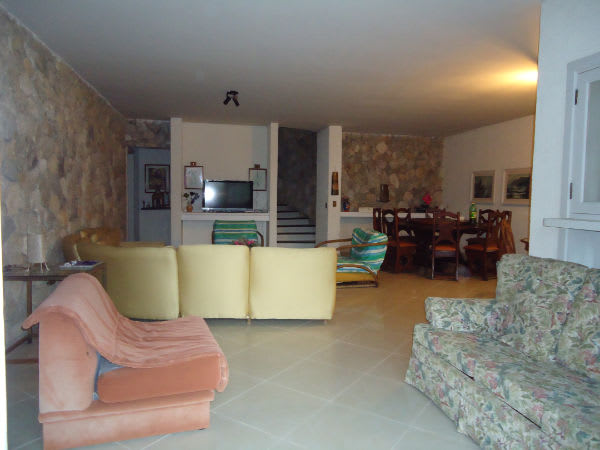 Sala de estar e jantar com revestimento em pedra