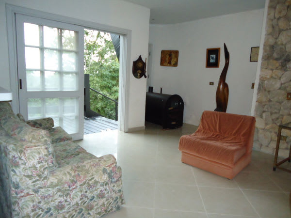 Estar com porta de vidro e luz natural
