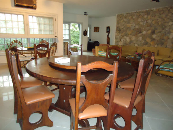 Sala de jantar integrada com parede em pedra natural