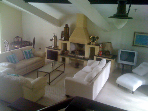 Sala de estar com lareira e mobiliário claro