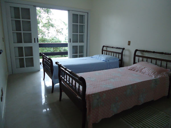 Quarto com duas camas e porta-balcão