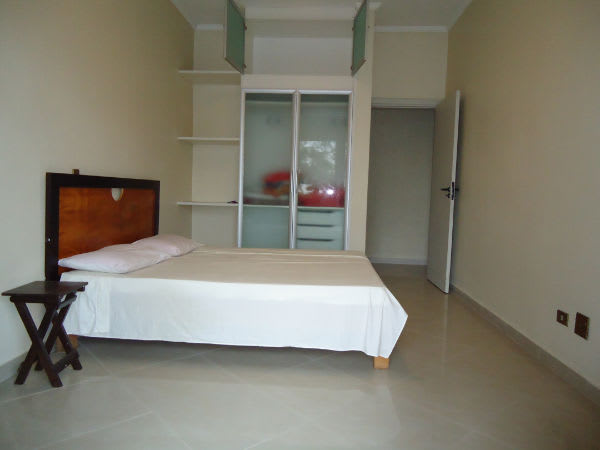 Quarto com armário embutido e iluminação natural