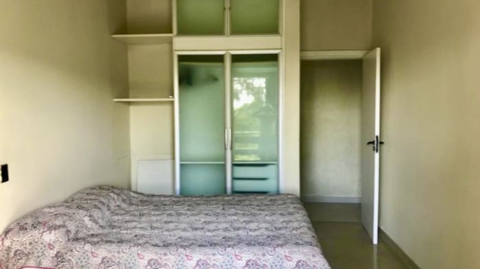 Quarto com armário de vidro jateado