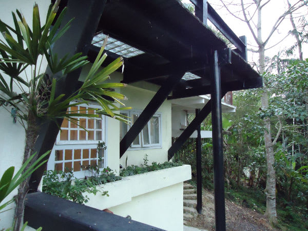 Fachada da residência com estrutura em madeira