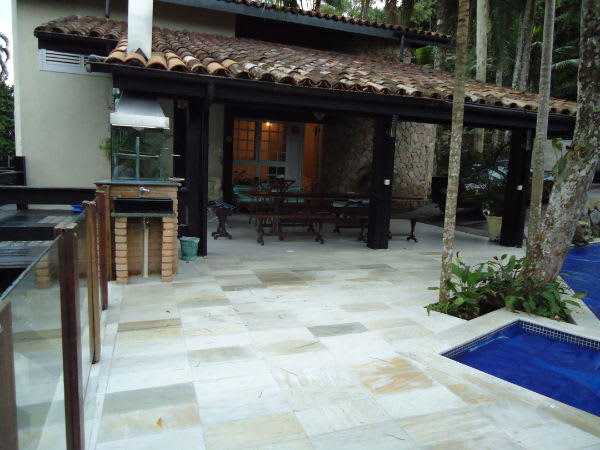 Área gourmet coberta com piso em pedra natural